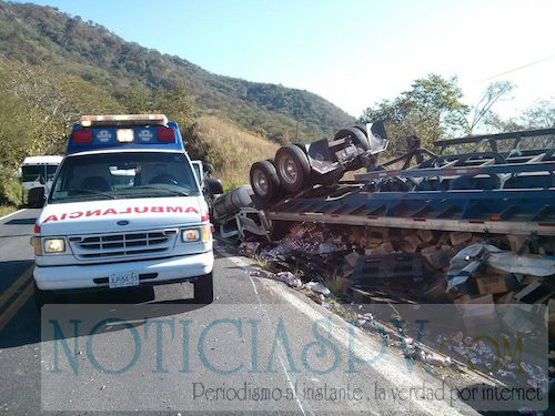 Otro tráiler de la Corona, se volcó en la carretera federal 200, en el km 48