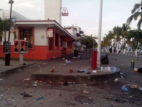 Malecón Repleto de Basura Generada por Turistas