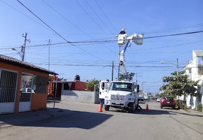 Deficientes servicios de la CFE; horas sin luz en Valle Dorado