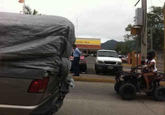 Agentes de Tránsito al Celular en Horas de Trabajo