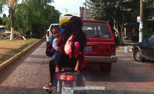 Menores Corren Peligro al Ser Transportados en Motocicletas