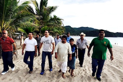 Héctor Santana respalda campamento tortuguero en Lo De Marcos