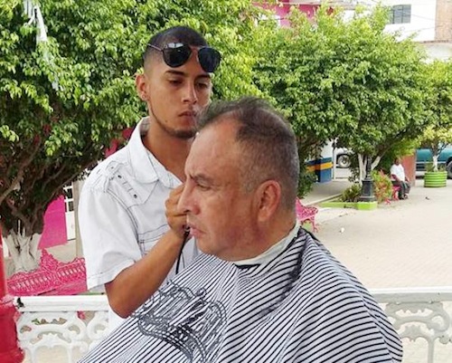 Ofrecieron Corte de Pelo Gratis Estilistas de Bahía en la Plaza de San Juan
