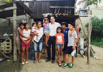 Llega Héctor Santana a la Colonia Hollywood de San Clemente de Lima