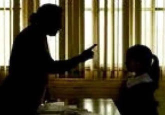 Joven Maestra Maltrata Niños en El Cantón