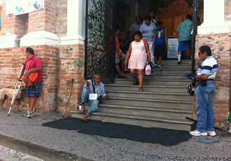 Iglesia y Malecón II, Con Más Gente que Pide Limosna