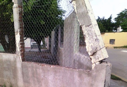 Vecinos y Paisanos Repararan Barda de Kínder que Sandillero Quebró