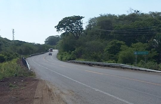 Denuncian presencia de mujer deambulando en carretera de la Cruz a Punta Mita