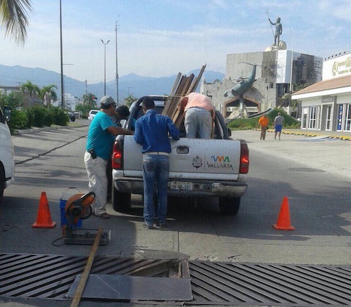 Alcalde Toma Cartas en el Asunto y Ordena Reparar Alcantarillas