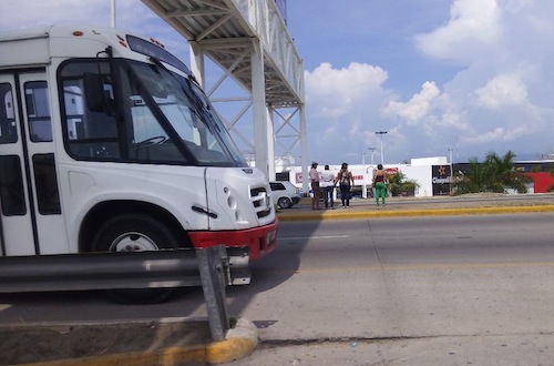 Puente Peatonal sin Escaleras pero con Anuncios Espectaculares en Lago Real