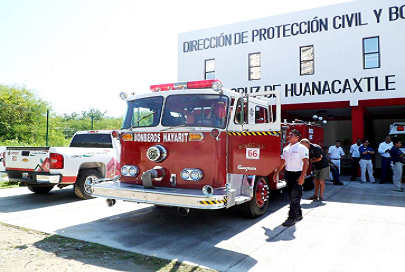 Extranjeros Residentes en Bucerías Donan Camión de Bomberos a PC de Nayarit