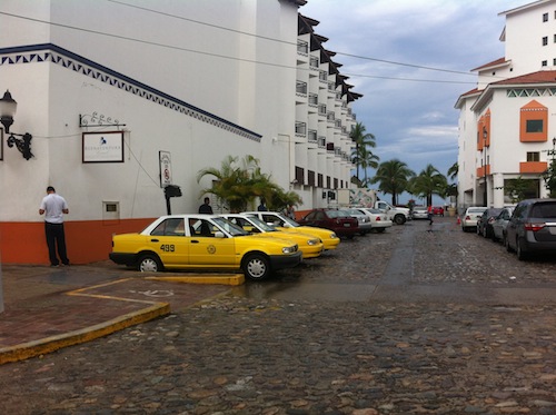 Taxistas Incrementaron Tarifas al ver la Necesidad de las Personas por la Lluvia
