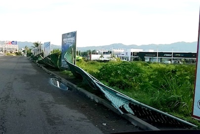 Ventarrón Exhibió Peligro Latente de Mallas y Anuncios sobre Carretera 200