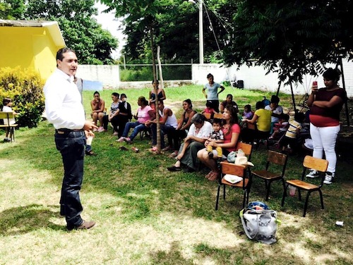 Dona Héctor Santana 500 Bloques de Cemento a Preescolar en Bahía