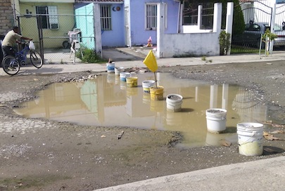 Incumple José Gómez promesa de campaña; las calles de Valle Dorado intransitables