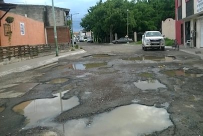 Al observar la ineptitud de José Gómez, vecinos actúan para arreglar su calle