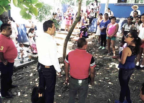 Lleva Héctor Santana dos Aulas Móvil a Primaria de San Ignacio