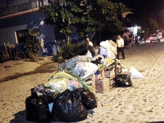 En Bucerías por falta de Recolección Sacaron la Basura a Media Calle