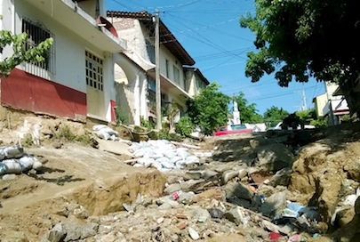 José Gómez así mantiene las calles de Bucerías; vivienda resulta afectada