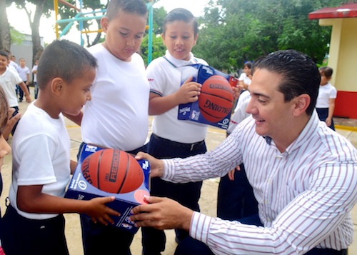 Conviven profesores y Alumnos de Primaria con el Diputado Héctor Santana