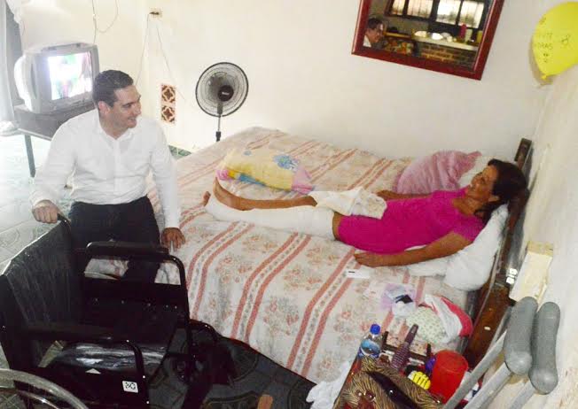 Entrega Héctor Santana Silla Ruedas a Madre de Familia de Bucerías