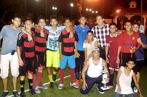 Invitaron Futbolistas a Héctor Santana a la Final de su Torneo en Jardines del Sol