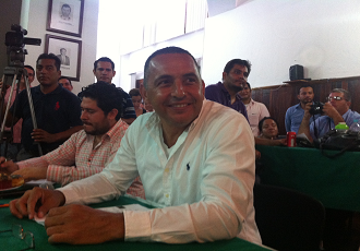 Peri se Instaló en el Pleno, Solicitó Licencia y Anunció Regresa en Noviembre