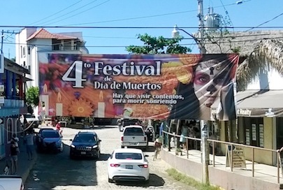 En Sayulita Mágico sus Fieles Difuntos Iluminaron el Camino Hasta el Panteón