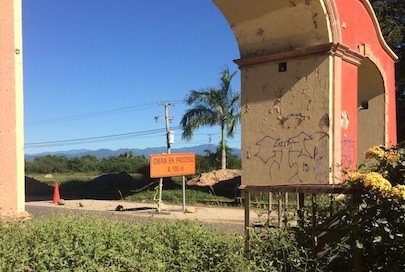 José Gómez abandona obra en ingreso a los arcos de San Juan