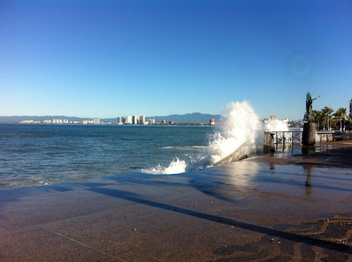 Fuerte Oleaje Sorprende y Deleita a Turistas en el Malecón