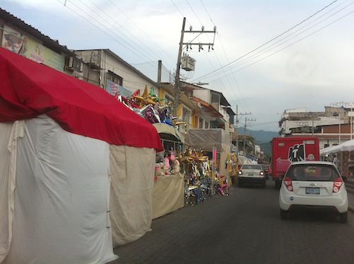 Centro del Pitillal, Estrangulado por Puestos Semifijos y Autos en Doble Fila