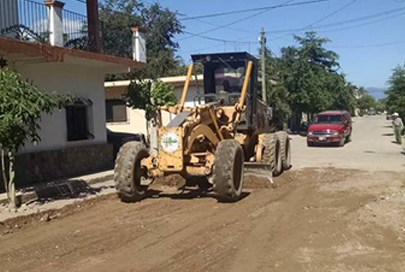 Mientras José Gómez Organiza Posadas y Bailes CAC de San Juan de Abajo Nivela Calles