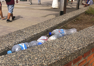 Paseantes Disfrutan del Malecón y la Basura