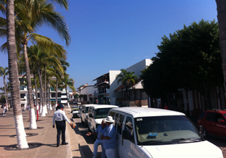 Transportistas de Turismo No Respetan Espacios del Malecón