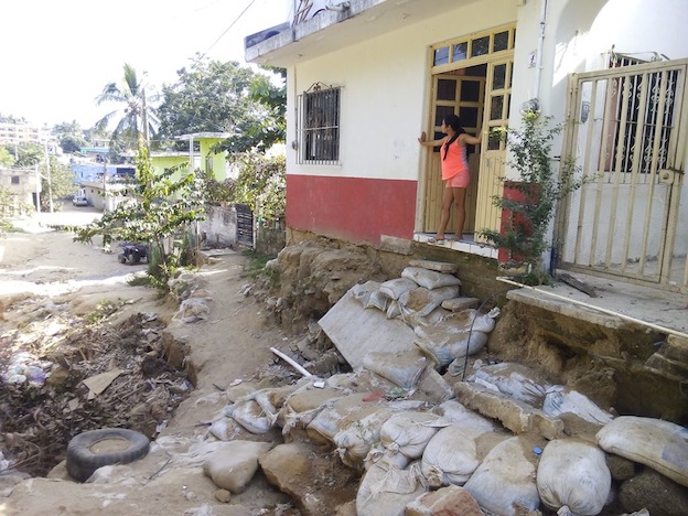 Calles destrozadas en Bucerías, obligada a vecinos a utilizar costales de arena