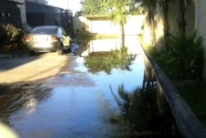 Enorme Fuga de Agua en Villas Vallarta; OROMAPAS dice no le Corresponde Reparar