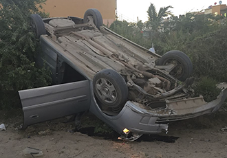 Abandonan Vehículo  Volcado en La Misión