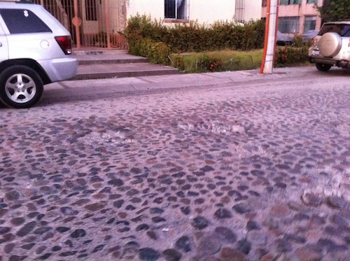 Calle Villas Río, Hecha un Desastre