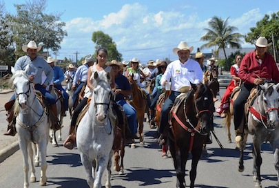 Obliga José Gómez a trabajadores a rentar caballos para su cabalgata