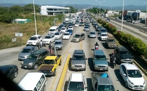 Generó Caos Vial y Embotellamiento Incendio de Tráiler en Puente Ameca