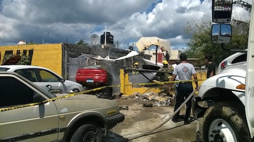 Aparatoso Incendio de un Vehículo en un  Taller Mecánico de Mezcales