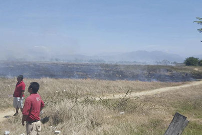 Incendio de Pastizal en Tierra de Cultivo Atrás de Valle Dorado
