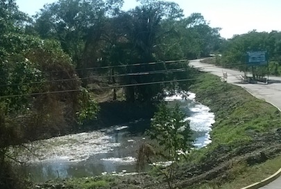 Luce la ineptitud de José Gómez; basura y contaminación en dren de Lago Real