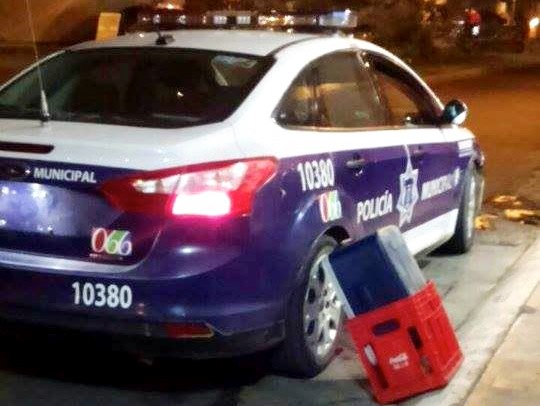 Captan a policías divirtiéndose dentro de Depósito de Cerveza en Valle Dorado