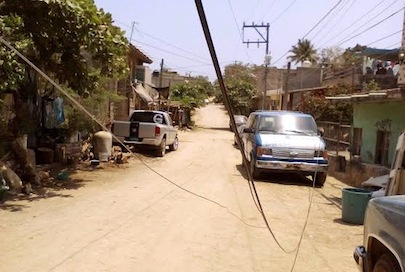 Permite Ayuntamiento que IZZI Coloque Cables a Baja Altura un Camión de Basura Rompió Uno