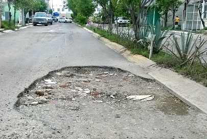 Con Llantas y Escombro Tapan Baches en Valle Dorado