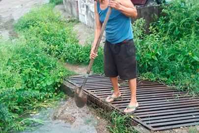 Tapó Boca de Tormenta  Vecino de Mezcalitos y puso en Riesgo de Inundación la Comunidad