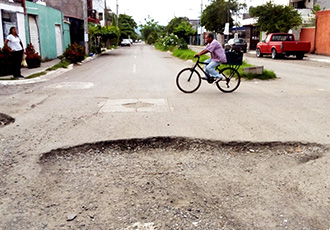 Con Tierra y escombro Vecinos Desesperados y Atemorizados de Valle Dorado Tapan Baches