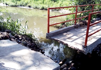 Oromapas Quitó Tubo que Sostenía Estructura y se Quebró el Puente Peatonal de Mezcalitos