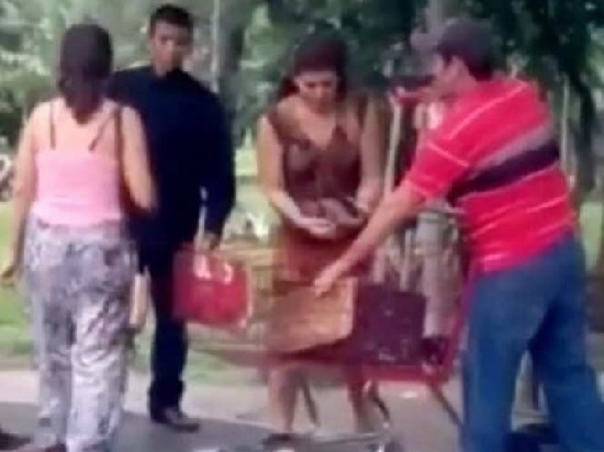 Video: Ataca con cuchillo a discapacitado y padres de familia en parque de Tepic